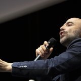 Fort applaudi à Lugano dimanche, Roberto Saviano, le journaliste et écrivain engagé contre la mafia, s'est montré critique envers la justice et les médias de son pays notamment. KEYSTONE/TI-PRESS/Francesca Agosta